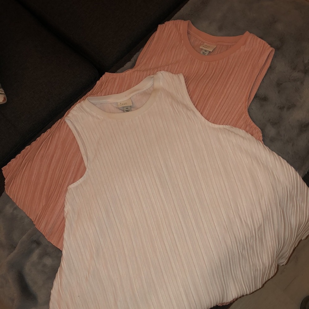 Set of two pleated sleeveless tops